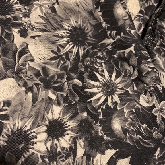 Lululemon flower leggings - Picture 2 of 4